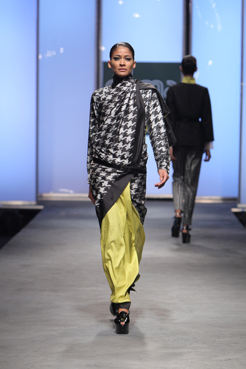 Houndstooth sari by Abraham & Thakore, double ikat silk, Hyderabad, 2011. Photograph courtesy of Abraham & Thakore.