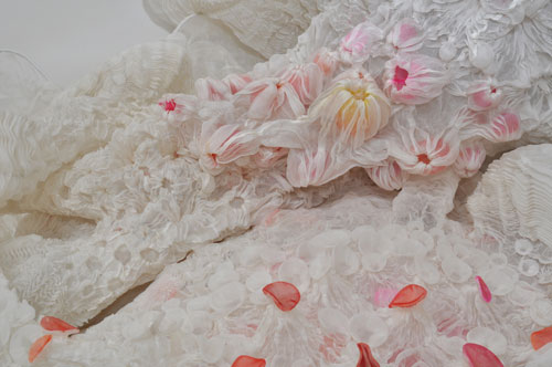 Yasuko Iyanaga. <em>Umi kara no okurimono: Air, X (A Gift from the Sea: Air, X)</em>, 2010. Spun silk and wire; tie-dyeing. 51 1/8 × 51 1/8 × 19 5/8 in. (130 × 130 × 50 cm). Courtesy of the artist.