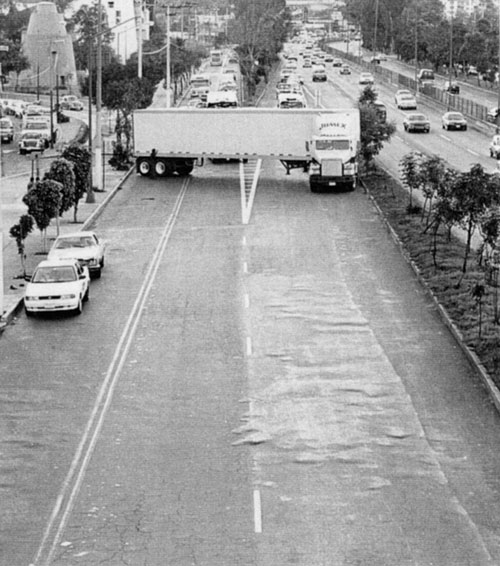 Santiago Sierra. Obstruction of a freeway with a truck’s trailer, 1998. Single channel video, performance realised in November 1998, South Peripheral Ring, Mexico City, 6:00 min, colour, sound. Daros Latinamerica Collection, Zürich. Video still: unknown. © the artist.