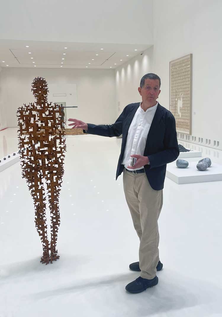 Antony Gormley with Attend, 2025. Installation view, Antony Gormley: Geestgrond. KMSKA Museum, Antwerp, 23 May – 20 September 2026. Photo: Veronica Simpson.