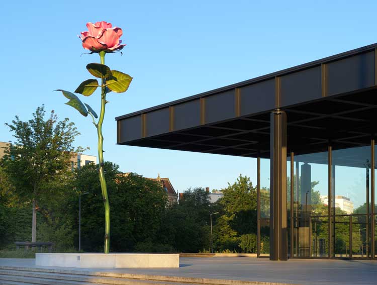 Isa Genzken, Pink Rose, 2016/23. Aluminium, paint, stainless steel, 825 x 289 x 307 cm. Fredriksen Family Collection. Photo: Nationalgalerie, Staatliche Museen zu Berlin / Kens Ziehe. Courtesy Galerie Buchholz © VG Bild-Kunst, Bonn 2023.