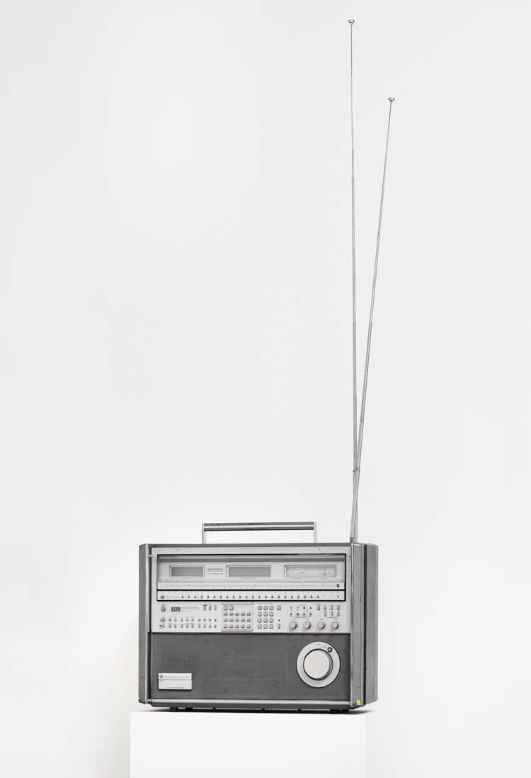 Isa Genzken, Weltempfänger (World Receiver), 1982. Radio, 37 x 51 x 20 cm. Courtesy Galerie Buchholz © VG Bild-Kunst, Bonn 2023.