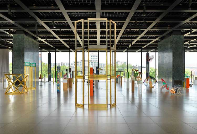 Exhibition view of Isa Genzken: 75/75. Neue Nationalgalerie, 2023. Photo: Nationalgalerie, Staatliche Museen zu Berlin / Kens Ziehe. Courtesy Galerie Buchholz © VG Bild-Kunst, Bonn 2023.