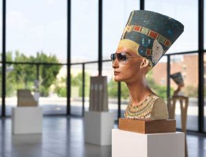 Isa Genzken: 75/75, exhibition view, Neue Nationalgalerie, 2023, featuring Nofretete (The Original,), 2012. Private collection, Rhineland. Photo: Nationalgalerie, Staatliche Museen zu Berlin / Kens Ziehe. Courtesy Galerie Buchholz © VG Bild-Kunst, Bonn 2023.