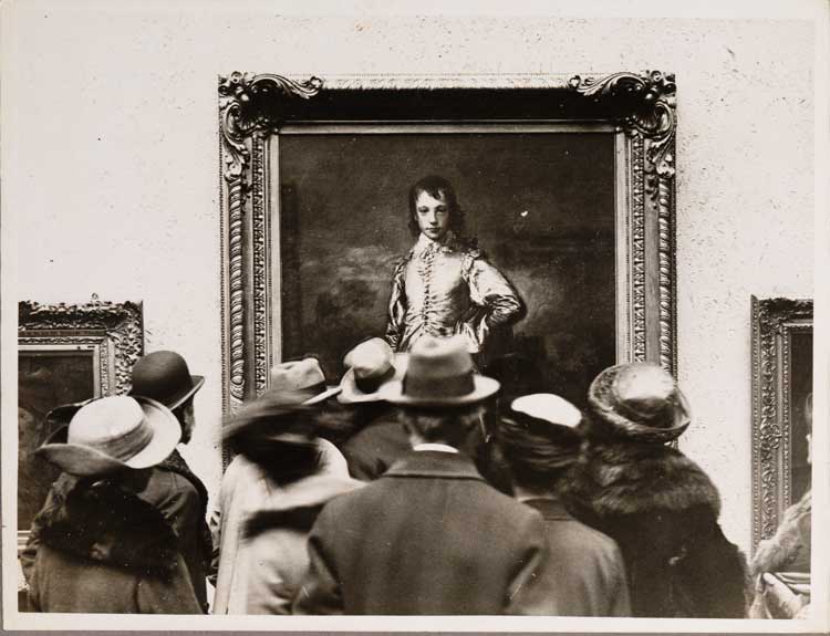 Blue Boy at the National Gallery, London, 1922. Photo © courtesy of the Huntington Library, Art Museum, and Botanical Gardens, San Marino, California.