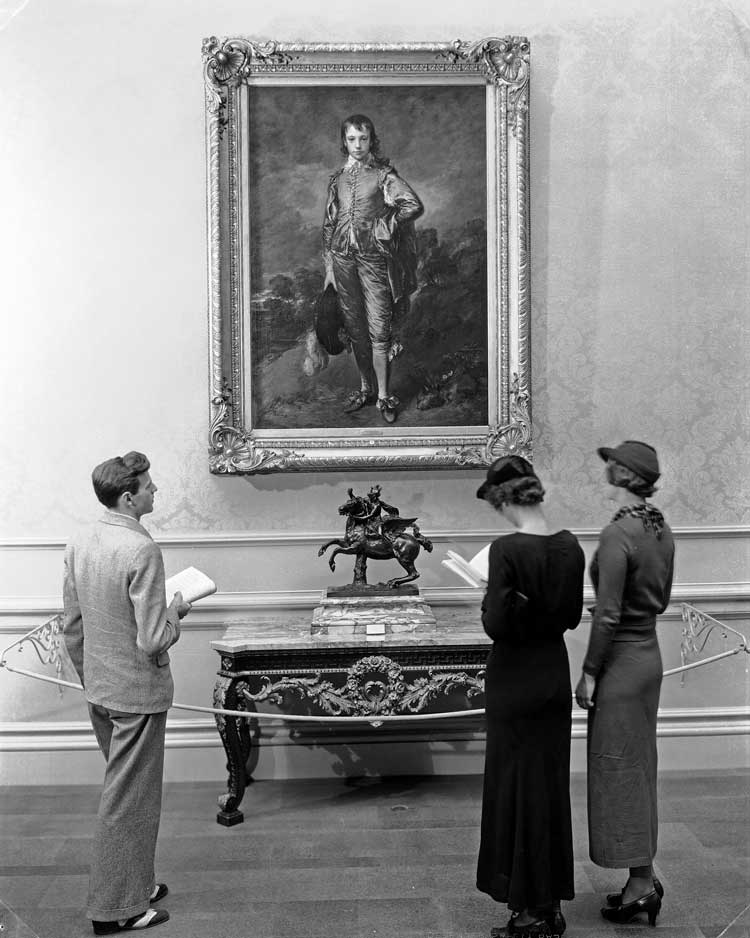 Early visitors to the Huntington Art Gallery, c1935. Photo © courtesy of the Huntington Library, Art Museum, and Botanical Gardens, San Marino, California.