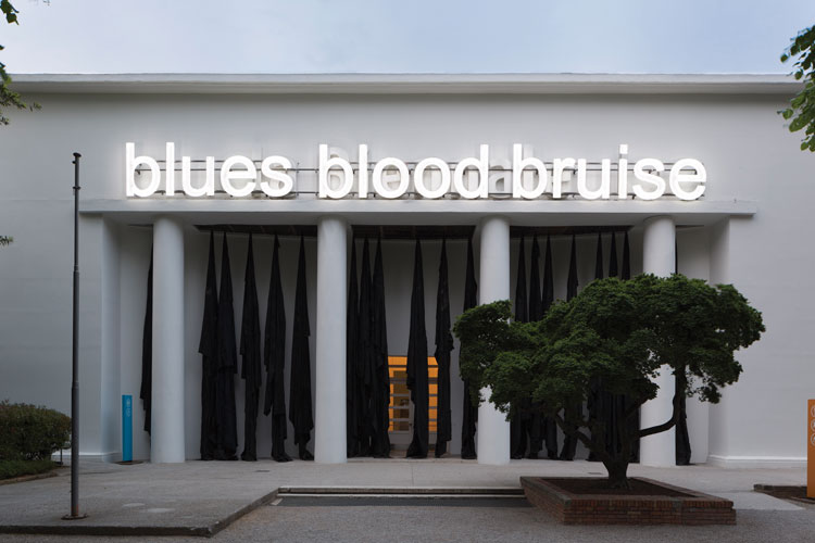 Glenn Ligon, A Small Band, 2015. Neon, paint, and metal support, Three components; 'blues': 74 x 231 in (188 x 586.7 cm); 'blood': 74 ¾ x 231 1/2 in (189.9 x 588 cm); 'bruise': 74 3/4 x 264 3/4 in (189.9 x 672.5 cm); overall approx. 74 3/4 x 797 1/2 in (189.9 x 2025.7 cm). © Glenn Ligon. Courtesy the artist, Hauser & Wirth, New York, Regen Projects, Los Angeles, Thomas Dane Gallery, London, and Chantal Crousel, Paris. Photo: Roberto Marossi (pages 146-147).