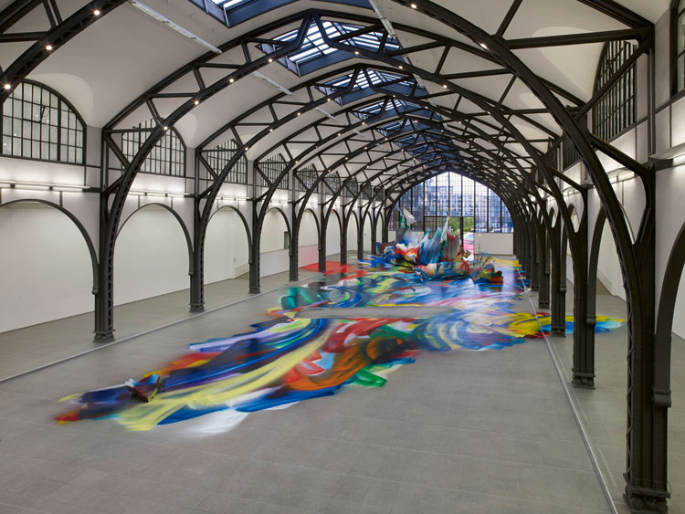 Katharina Grosse, It Wasn’t Us, 2020, Hamburger Bahnhof – Museum für Gegenwart – Berlin. Acrylic on floor, polystyrene and bronze; paint on asphalt, concrete, bricks and metal, 700 x 6,500 x 18,300 cm. Courtesy König Galerie / Gagosian / Galerie nächst St. Stephan Rosemarie Schwarzwälder. Photo: Nic Tenwiggenhorn. © Katharina Grosse and VG Bild-Kunst, Bonn, 2020.