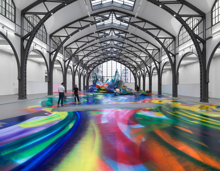 Katharina Grosse, It Wasn’t Us, 2020, Hamburger Bahnhof – Museum für Gegenwart – Berlin. Acrylic on floor, polystyrene and bronze; paint on asphalt, concrete, bricks and metal, 700 x 6,500 x 18,300 cm. Courtesy König Galerie / Gagosian / Galerie nächst St. Stephan Rosemarie Schwarzwälder. Photo: Jens Ziehe. © Katharina Grosse and VG Bild-Kunst, Bonn, 2020.