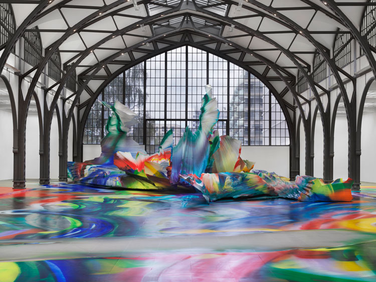 Katharina Grosse, It Wasn’t Us, 2020, Hamburger Bahnhof – Museum für Gegenwart – Berlin. Acrylic on floor, polystyrene and bronze; paint on asphalt, concrete, bricks and metal, 700 x 6,500 x 18,300 cm. Courtesy König Galerie / Gagosian / Galerie nächst St. Stephan Rosemarie Schwarzwälder. Photo: Jens Ziehe. © Katharina Grosse and VG Bild-Kunst, Bonn, 2020.