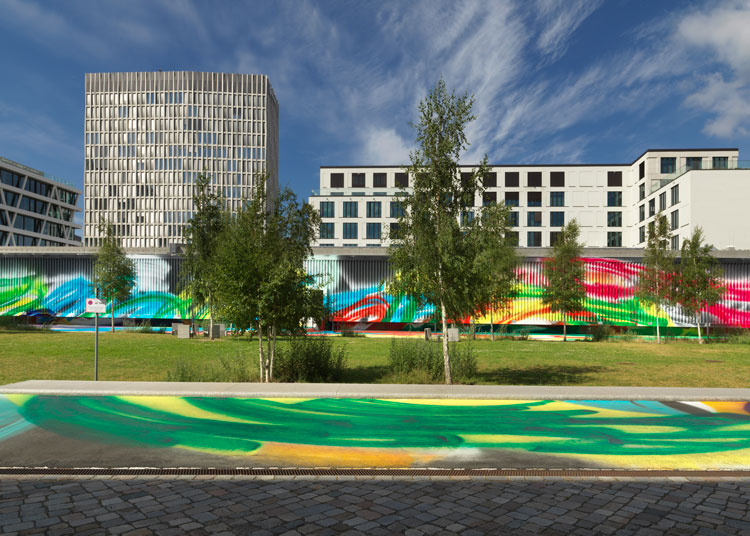 Katharina Grosse, It Wasn’t Us, 2020, Hamburger Bahnhof – Museum für Gegenwart – Berlin. Acrylic on floor, polystyrene and bronze; paint on asphalt, concrete, bricks and metal, 700 x 6,500 x 18,300 cm. Courtesy König Galerie / Gagosian / Galerie nächst St. Stephan Rosemarie Schwarzwälder. Photo: Jens Ziehe. © Katharina Grosse and VG Bild-Kunst, Bonn, 2020.