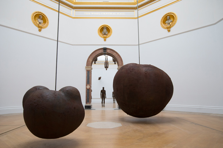 Antony Gormley, Body and Fruit, 1991/93. Cast iron and air, 233 × 265 × 226 cm (Body), 110.7 × 129.5 × 122.5 cm (Fruit). Installation view, Antony Gormley, Royal Academy of Arts, London, 21 September – 3 December 2019 © the Artist. Photo: David Parry / © Royal Academy of Arts.