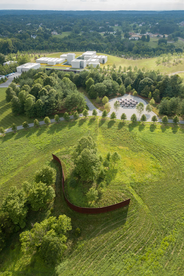 The Pavilions with Richard Serra’s Contour 290, 2004, and Tony Smith’s Smug, 1973/2005. Photo: Iwan Baan. Courtesy: Glenstone Museum.