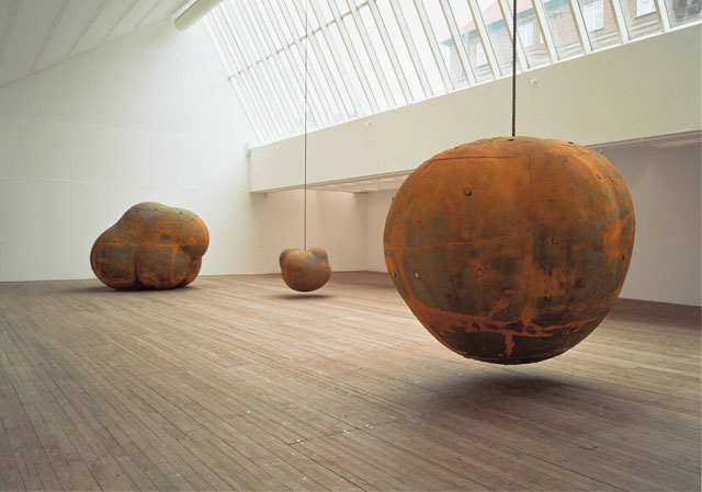 Antony Gormley. TESTING A WORLD VIEW, 1993. Installation view, Konsthall Malmö, Sweden, 1993. Photograph: Jan Uvelius. © the artist.