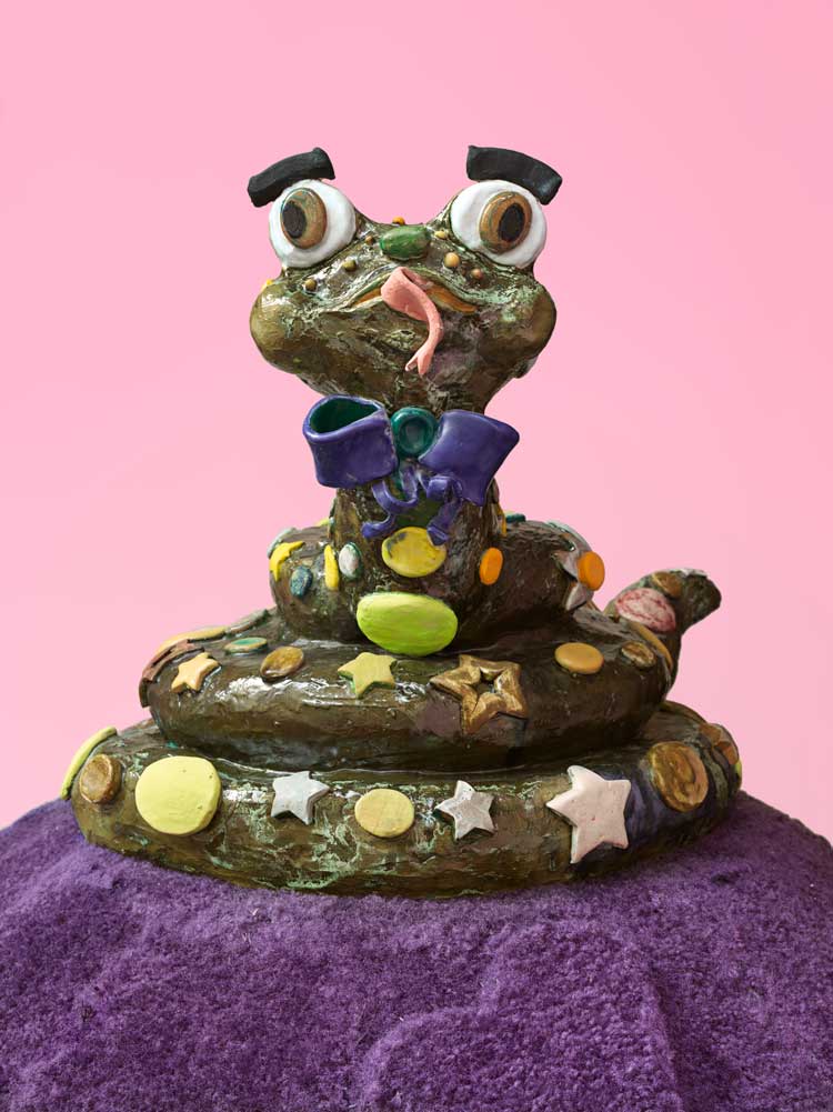 Alake Shilling, Mister Spitz, 2021. Glazed ceramic and enamel. 18 × 24 × 25 in. (45.7 × 61
× 63.5 cm). Collection of Shio Kusaka and Jonas Wood. Photo: Evan Bedford. Courtesy of the artist and Jeffrey Deitch, Los Angeles and New York.