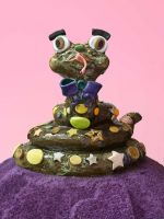 Alake Shilling, Mister Spitz, 2021. Glazed ceramic and enamel. 18 × 24 × 25 in. (45.7 × 61
× 63.5 cm). Collection of Shio Kusaka and Jonas Wood. Photo: Evan Bedford. Courtesy of the artist and Jeffrey Deitch, Los Angeles and New York.