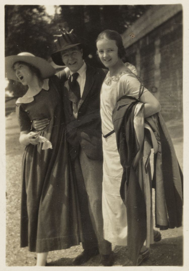 Edna Ginesi, Henry Moore and Barbara Hepworth in Paris, c.1922. The Hepworth Photograph Collection. Courtesy Bowness