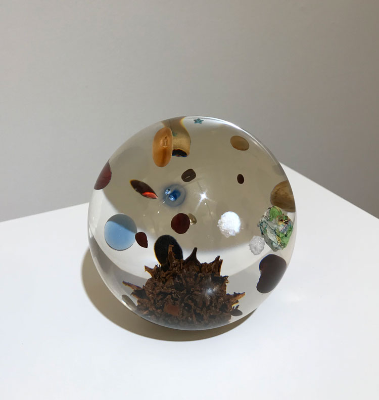 Satoshi Hirose. Beans Cosmos (Tama), 2017. Acrylic resin, artificial plant, beans, gold, diamond, plastic. Collection of the artist. Courtesy of Tomio Koyama Gallery.