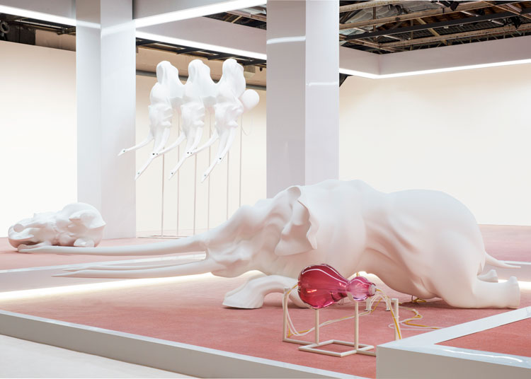 Marguerite Humeau. Echo, A matriarch engineered to die, 2016. Exhibition view, Palais de Tokyo, Paris. Polystyrene, white paint, acrylic parts, latex, silicone, nylon, glass artificial heart, water pxumps, water, potassium chloride, powder-coated metal stand, sound, W 120.2 x L 449.6 x H 136.1 cm (including stand) + Glass Heart  W 30 x L 60 x H 30 cm. Photo: Spassky Fischer, Courtesy the artist, CLEARING New.