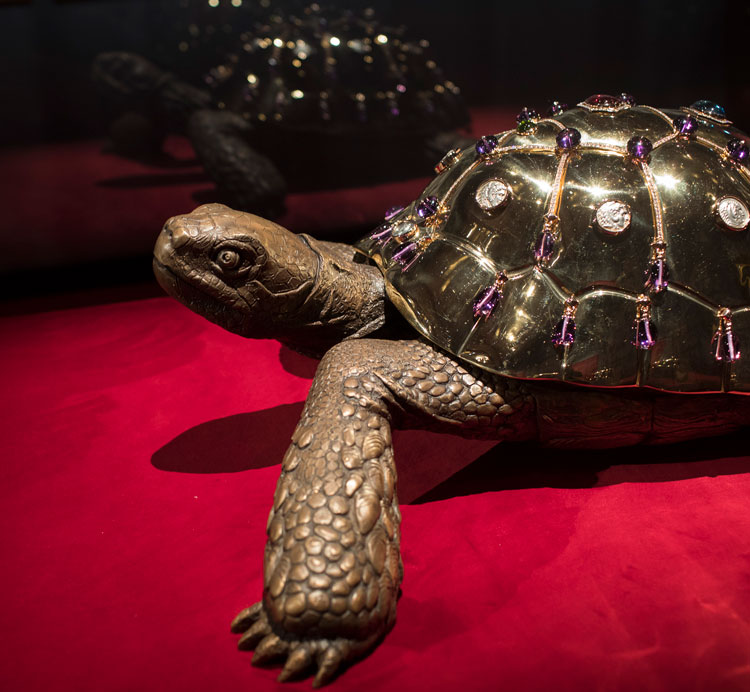 Francesco Vezzoli, Tortue de soirée, 2019. Installation view, Huysmans: From Degas to Grünewald. © Musée d’Orsay - Sophie Crépy.