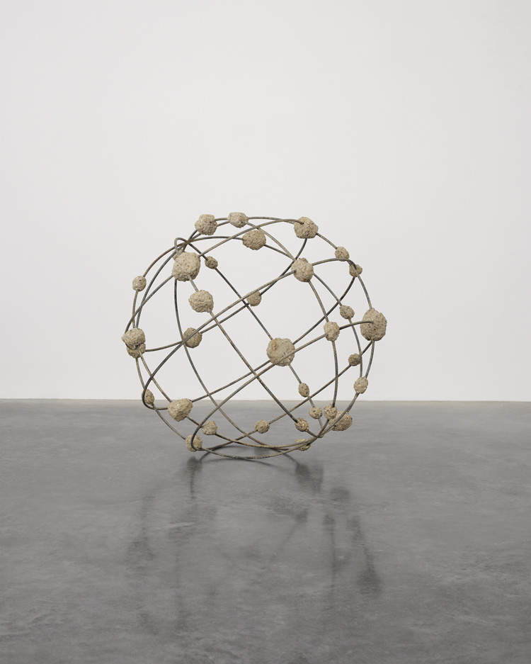 Mona Hatoum, Orbital I, 2018. Rebar and concrete, diameter: 140 cm © Mona Hatoum. Photo © White Cube (Ollie Hammick).