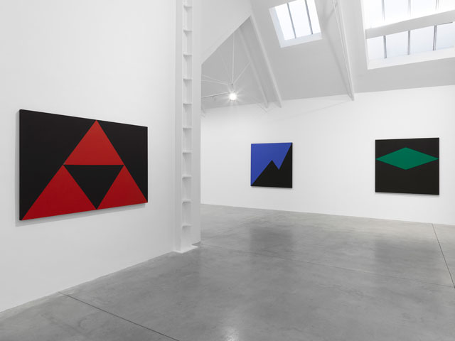 Carmen Herrera, installation view, Lisson Gallery, London, 24 November – 13 January 2018. Courtesy Lisson Gallery.