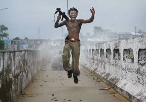 Chris Hondros. Photograph of Joseph Duo (2003), the commander of a band of child soldiers in the army of the then Liberian president, Charles Taylor. Courtesy Sunshine Sachs/Getty Images.