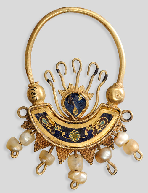 Earring with Kufic inscriptions, first half of 10th century. Gold, pearls, and cloisonné enamel height: 4.8 x 3.6 cm (1 7/8 x 1 7/16 in.). National Archaeological Museum, Stathatos Collection, Athens.