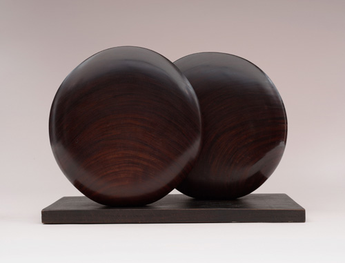 Barbara Hepworth. Discs in Echelon, 1935. Sculpture; Padouk wood, 311 x 491 x 225 mm. Museum of Modern Art, New York. © Bowness.