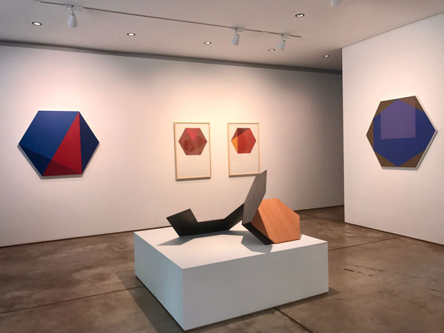 Tuneu. Hexacordo, gallery view, Galeria Raquel Arnaud, São Paulo, Brazil, 2017. Photograph: Riã Duprat.