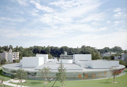 21st Century Museum, Kanazawa, Japan (2002–2004)
 Kazuyo Sejima and Ryue Nishizawa/SANAA. Exterior view. © SANAA