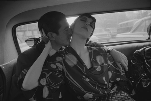 Dennis Hopper. Irving Blum and Peggy Moffitt, 1964. Photograph, 16.69 x 24.92 cm. The Hopper Art Trust © Dennis Hopper, courtesy The Hopper Art Trust. www.dennishopper.com