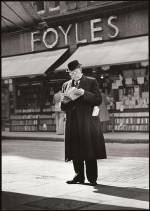 Wolfgang Suschitzky. <em>Charing Cross Road: Man reading, </em>c.1936–7. Modern gelatin silver print from original negative. © The artist.