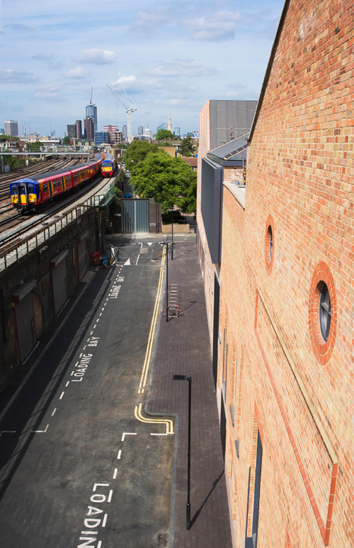 Newport Street Gallery, London. Facade and railway tracks. © Kioyar Ltd, Photograph: Yuki Shima.