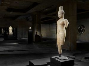 Installation view of The Feuerle Collection. Vishnu, Khmer, Banteai Srei Style, 10th century, stone. On the right: Anish Kapoor, Torus, 2002, steel. Photo: def image © The Feuerle Collection.