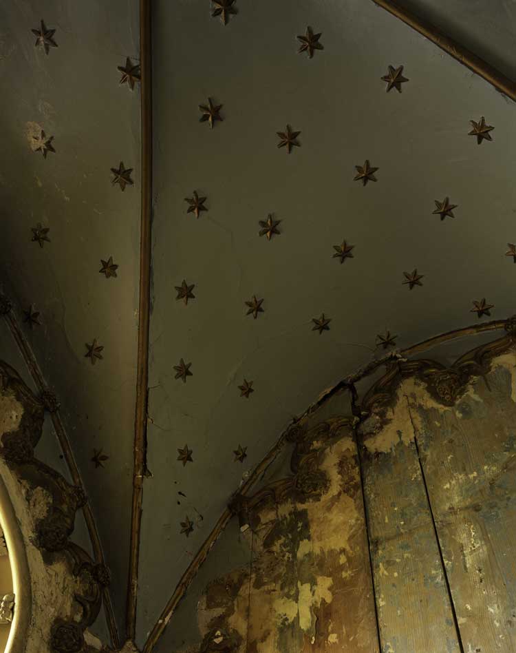 Strawberry Hill, 04-11. Digital c-print. Photo: Hélène Binet.