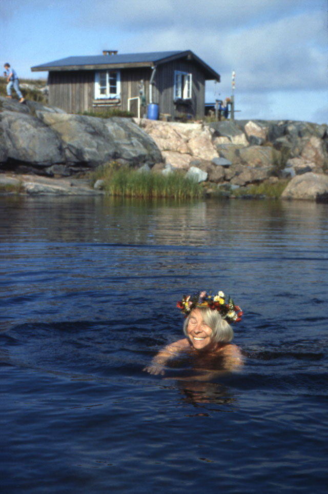 Tove Jansson swimming. © Per Olov Jansson.