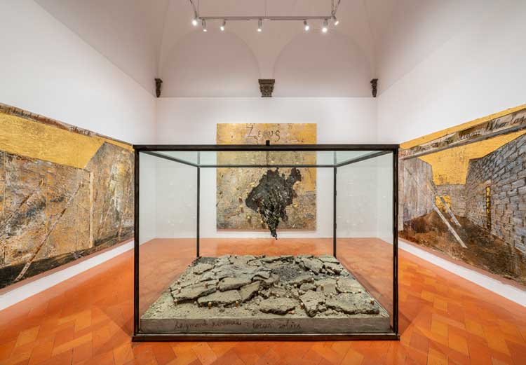 Centre: Anselm Kiefer, Locus Solus (The Solitary Place), 2019–23. Glass, steel, lead, resin, gold leaf, plaster, charcoal, asphalt, gravel, ash, fabric, emulsion, oil and shellac, 240 × 216 × 345 cm. Photo: © Ela Bialkowska, OKNO studio.