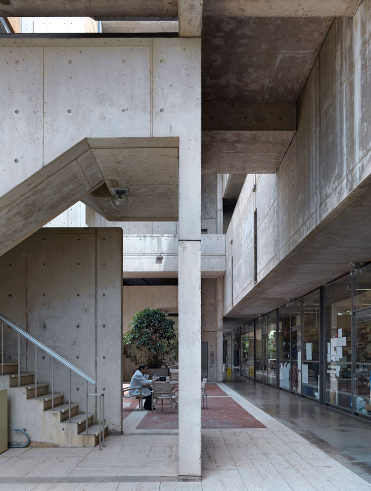 Salk Institute for Biological Studies. © Cemal Emden, The Essential Louis Kahn (Prestel, 2021).