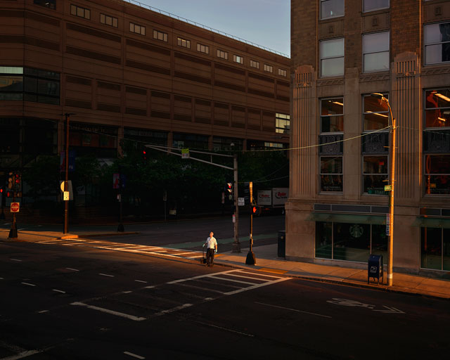 Oli Kellett. Cross Road Blues (Dartmouth St, Boston), 2017. Archival pigment print, 81.3 x 101.6 cm (32 x 40 in). © Oli Kellett / Courtesy HackelBury Fine Art.