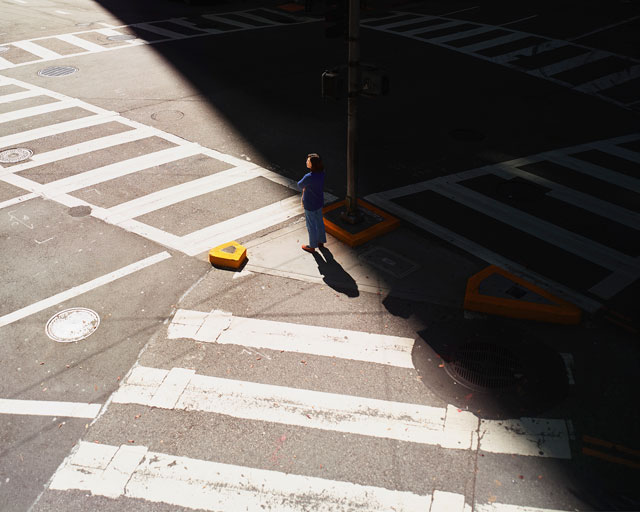 Oli Kellett. Cross Road Blues (Stockton St, San Francisco), 2017. Archival pigment print, 81.3 x 101.6 cm (32 x 40 in). © Oli Kellett / Courtesy HackelBury Fine Art.