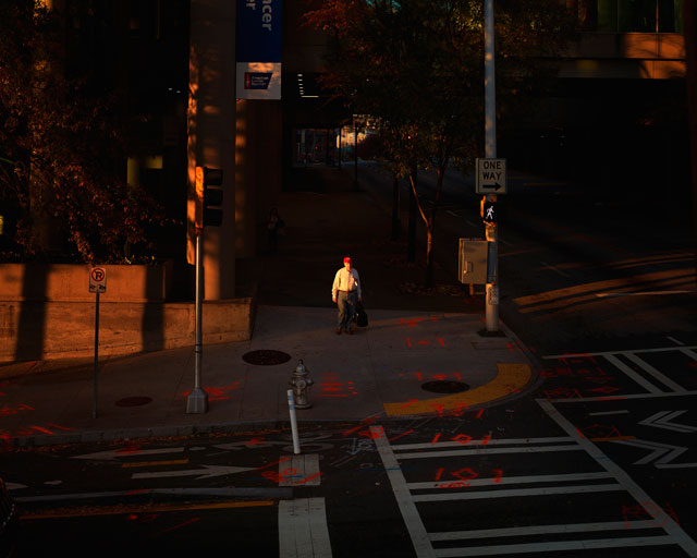 Oli Kellett. Cross Road Blues (William St, Atlanta), 2017. Archival pigment print, 81.3 x 101.6 cm (32 x 40 in). © Oli Kellett / Courtesy HackelBury Fine Art.