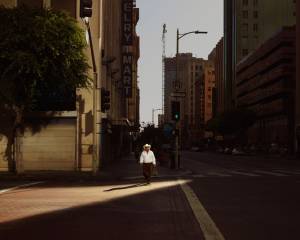 Oli Kellett. Cross Road Blues (6th St, LA), 2016. Archival pigment print, 81.3 x 101.6 cm (32 x 40 in). © Oli Kellett / Courtesy HackelBury Fine Art.