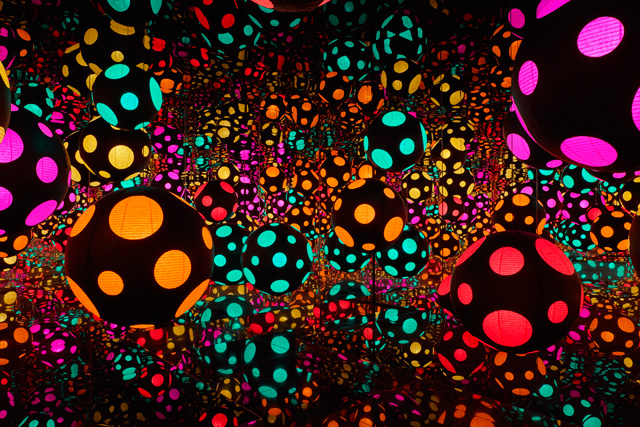 Yayoi Kusama. INFINITY MIRRORED ROOM - MY HEART IS DANCING INTO THE UNIVERSE, 2018. Wood and glass mirror room with paper lanterns, 304 x 622.4 x 622.4 cm (119 5/8 x 245 1/8 x 245 1/8 in). © Yayoi Kusama. Courtesy Ota Fine Arts, Tokyo / Singapore / Shanghai and Victoria Miro, London / Venice.