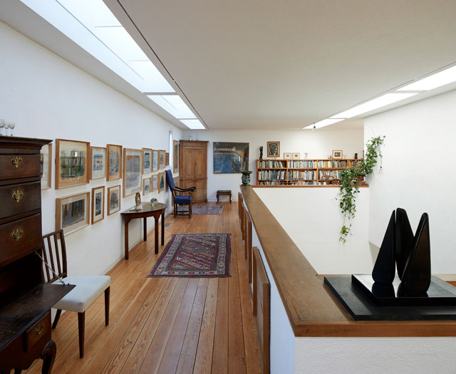 Kettle's Yard, Cambridge. Balcony, Leslie Martin extension with rooflight. Fobert Architects © Hufton+Crow.