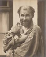 Gustav Klimt with cat. Photograph, 27.9 × 21.8 cm. Klimt-Foundation, Vienna. Photo: Klimt-Foundation, Vienna.