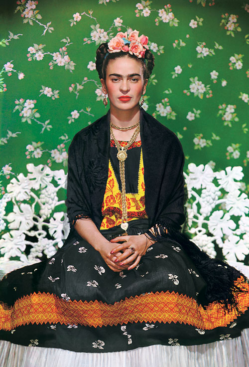 Nickolas Muray. Frida on White Bench, 1938. Carbro print. Photo by Nickolas Muray. © Nickolas Muray Photo Archives.