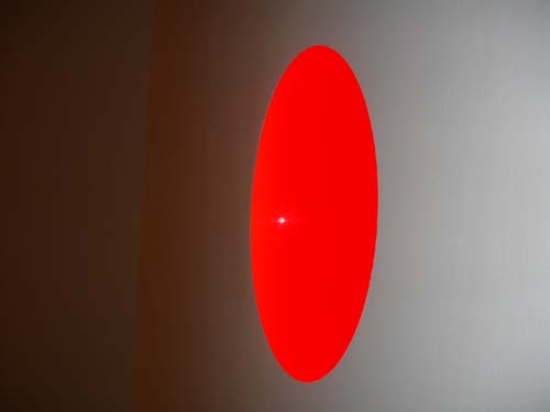 Anish Kapoor. <em>Untitled</em>, 2004, wood, plexiglass and light, 145 x 145 x 70 cm. Installation view.