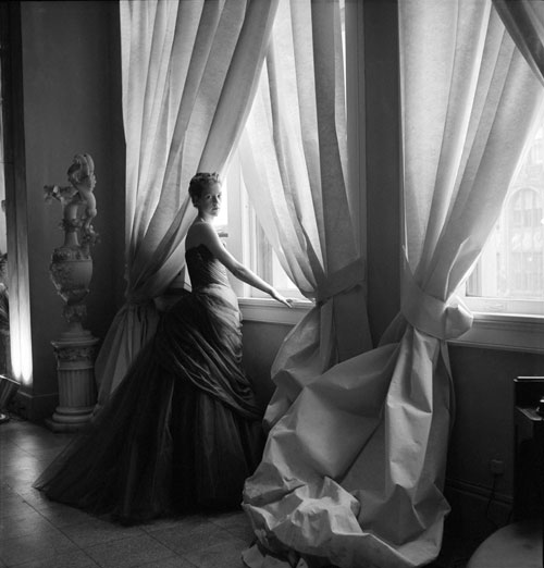 Nancy James in Charles James Swan Gown, 1955. Courtesy of The Metropolitan Museum of Art, Photograph by Cecil Beaton, The Cecil Beaton Studio Archive at Sotheby's.