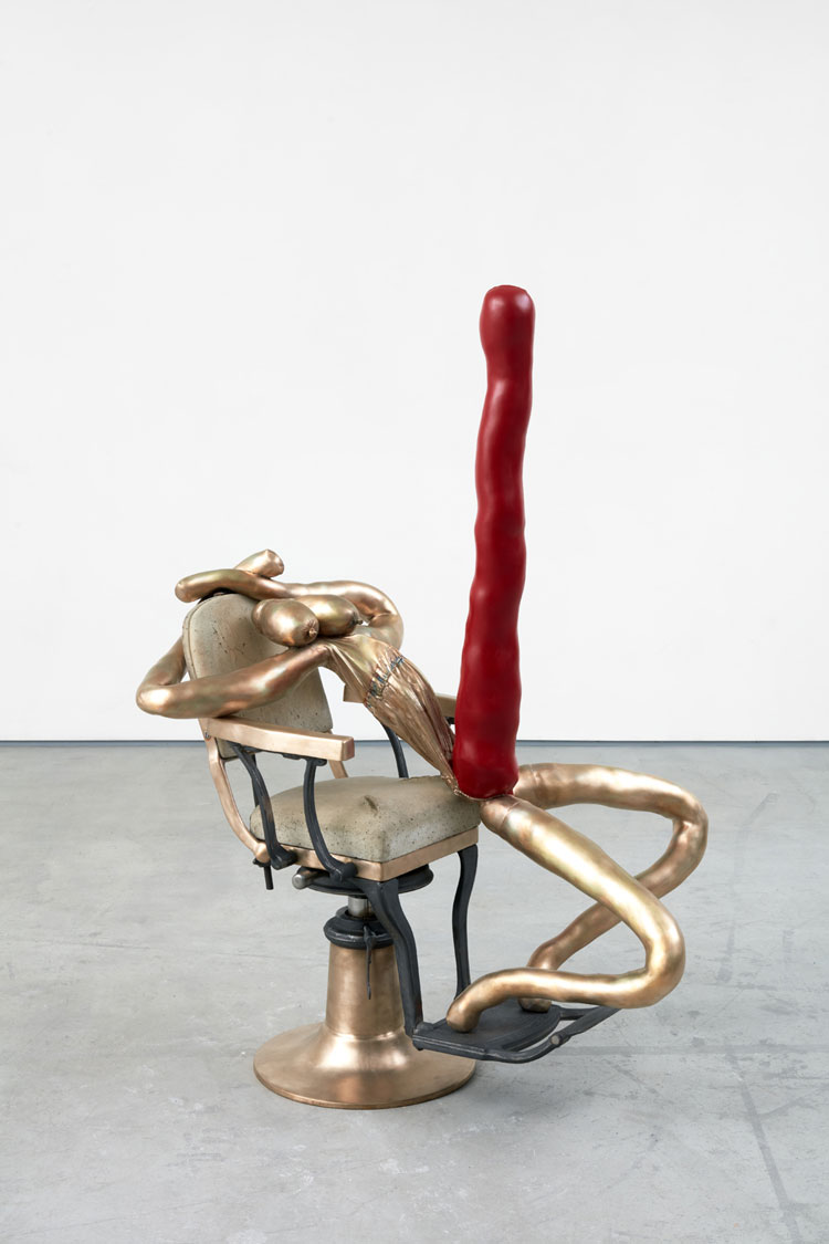 Sarah Lucas, Dick’Ead, 2018. Bronze, concrete, cast iron and acrylic paint, 172 x 78.4 x 116.5 cm. Edition 3 of 6. © Sarah Lucas, courtesy Sadie Coles HQ, London. Photo: Robert Glowacki.